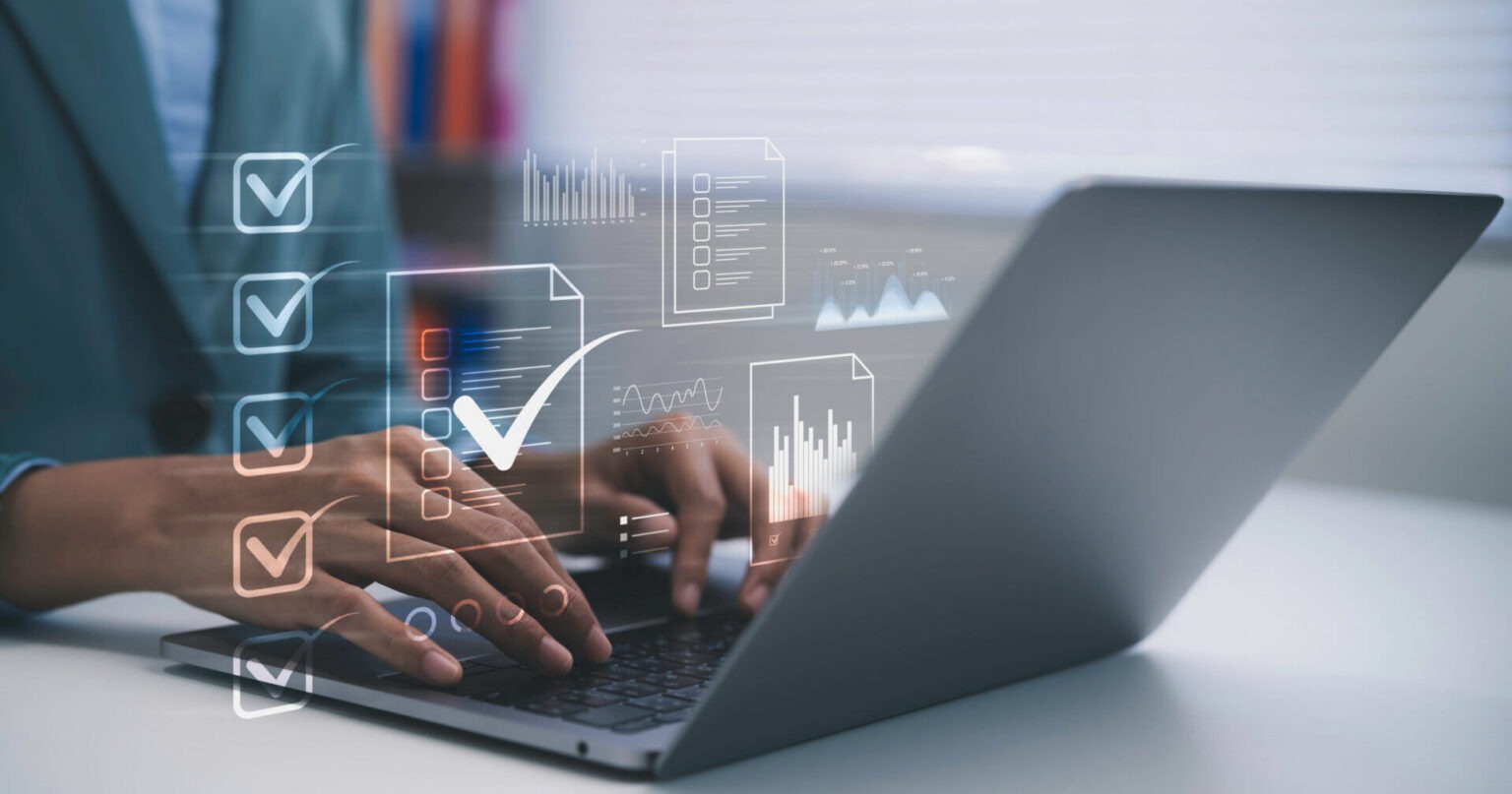 Ettevõtte juht kontrollib ligipääsuõigusi digitaalses finantssüsteemis.